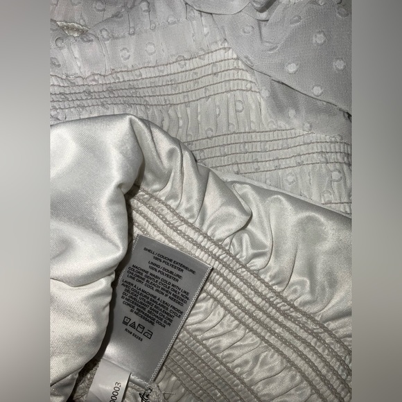 (SOLD) EXPRESS WHITE TOP WITH PUFF SLEEVES PRELOVED - Picture 4 of 5